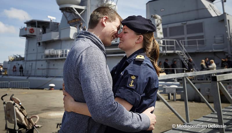 Vrouw wordt uitgezwaaid door vriend